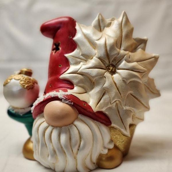 gnome-with-poinsettia55c4c345-0c0c-f1da-018b-9d67571e470f-600-6002CA664B6-E7A1-5723-F402-5FD2A51DD8F0.jpg